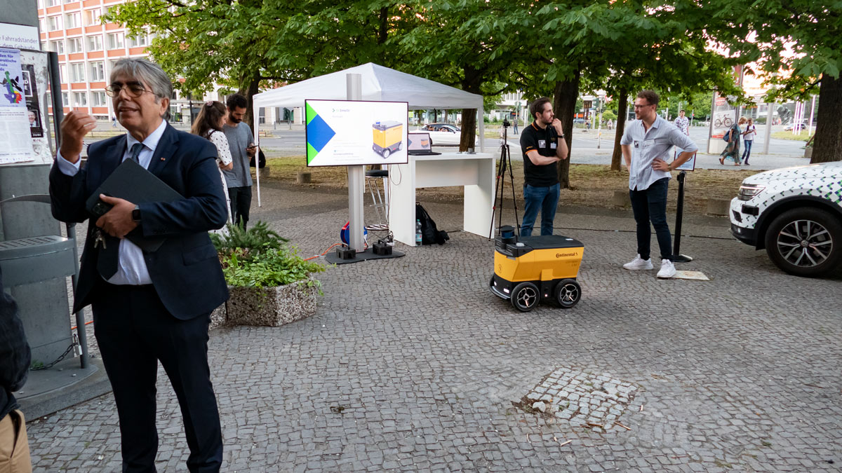BeIntelli zeigt digitalisiertes Fahrzeug und Lieferroboter bei der Langen Nacht der Wissenschaften