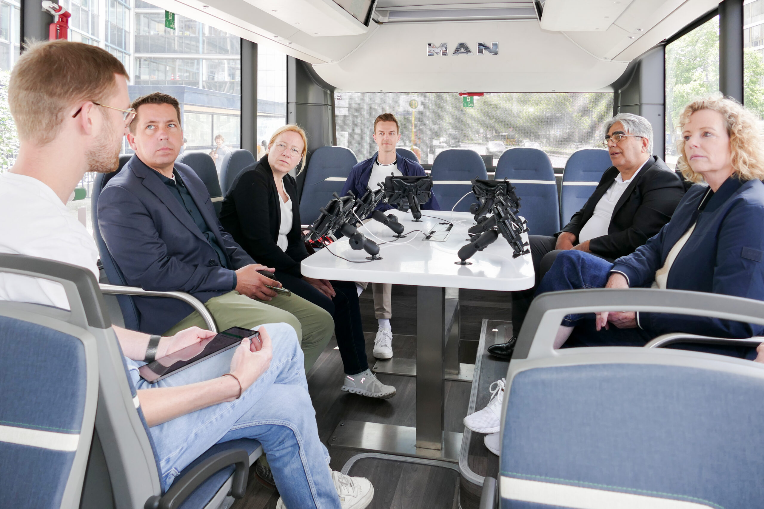 Dagmar Schmidt und Mathias Mieves fahren mit dem BeIntelli Erklär-Bus