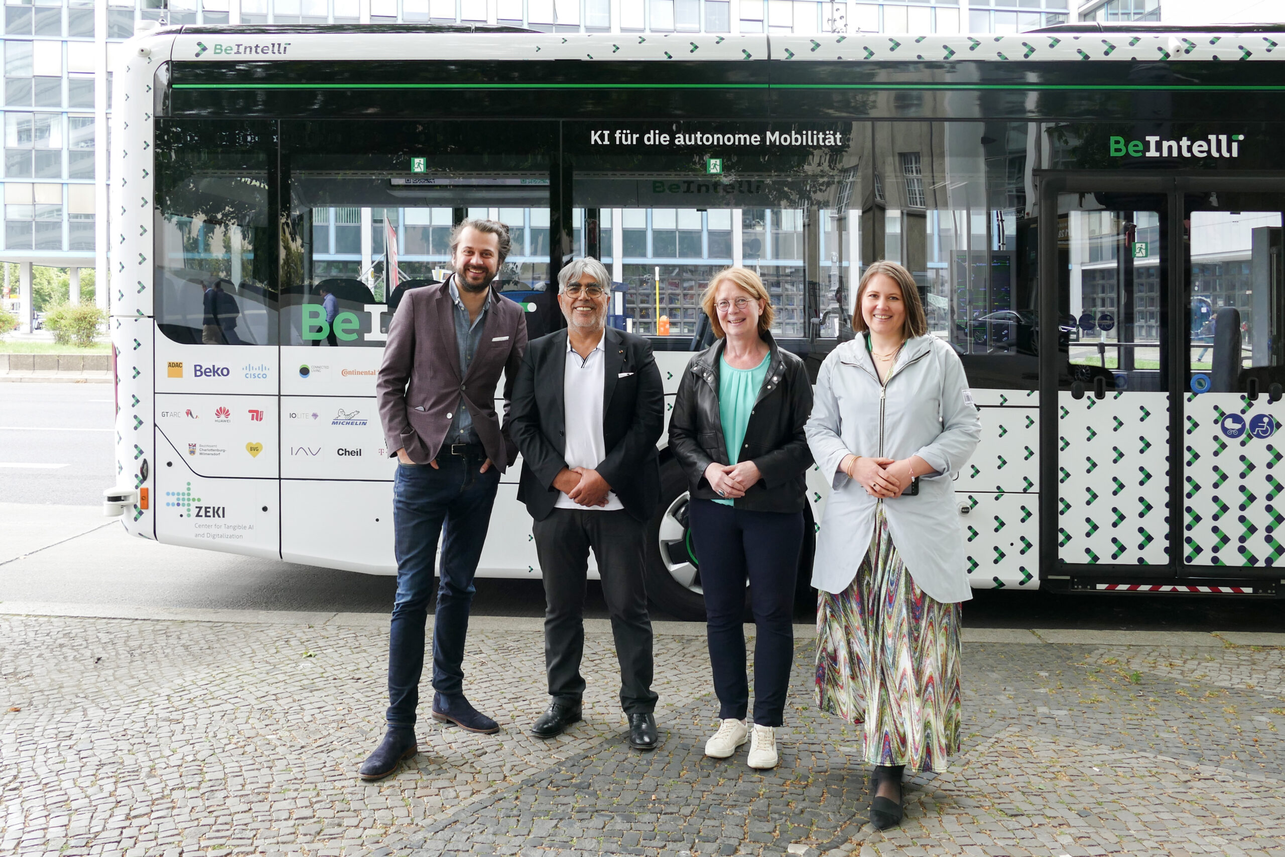 Tabea Rößner, Maik Außendorf und Tobias Bacherle mit dem BeIntelli Erklär-Bus